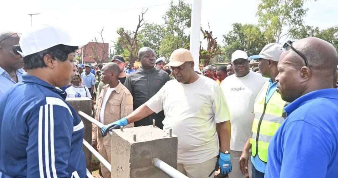 Le président Touadéra participe à l’opération Kwa Ti Kodro en lançant les travaux de réhabilitation du marché combattant