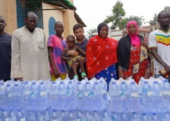 La mission russe en Centrafrique offre généreusement des palettes d’eau aux femmes du Km5
