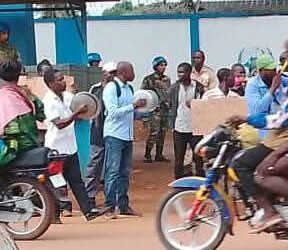 Des travailleurs journaliers de la Minusca manifestent en dénonçant des licenciements abusifs