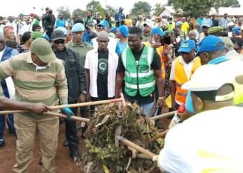 RCA : le Président Touadéra nettoie le collège proximité de Gobongo lors de l’opération Kwa Ti Kodro
