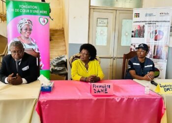 RCA : La 1ere dame Brigitte Touadera visite la maternité de l’hôpital Domitien et soutient les femmes enceintes.