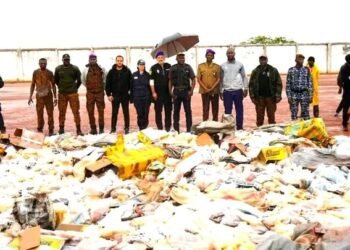 La douane centrafricaine renforce la lutte contre la fraude avec l&rsquo;incinération de 929 sachets de whisky frelatés