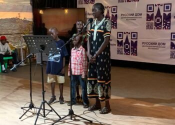 La maison russe de Bangui célèbre la journée du folklore avec les jeunes auditeurs autour d’un conte russe « Le Loup et les Sept Chevreaux »
