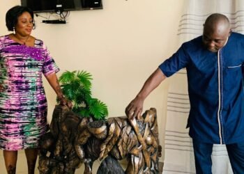 L’artiste plasticien Gabin YANONDJI dote le MACT d’une sculpture symbolisant la diversité culturelle