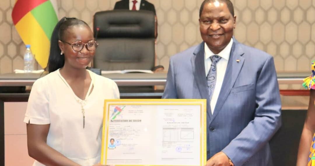 Touadéra récompense l’excellence : ordinateurs et primes pour les majors du Bac 2025