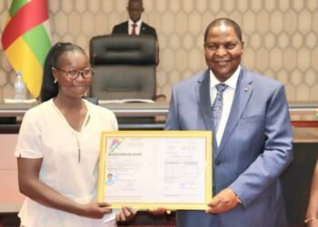 Touadéra récompense l’excellence : ordinateurs et primes pour les majors du Bac 2025