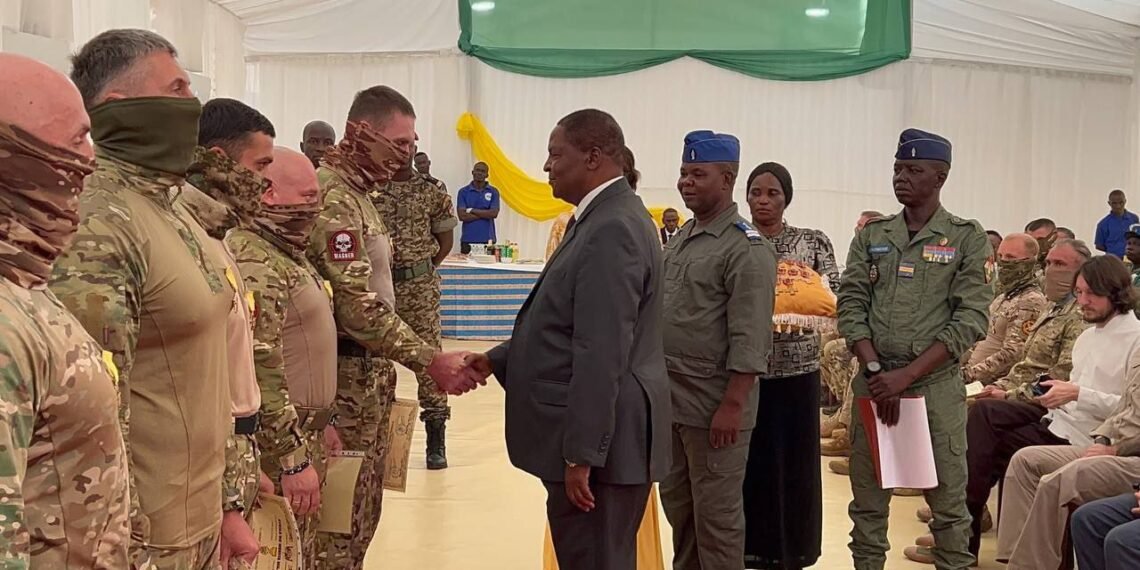 RCA : Des instructeurs militaires russes décorés par le Président de la République Professeur Faustin Archange Touadera