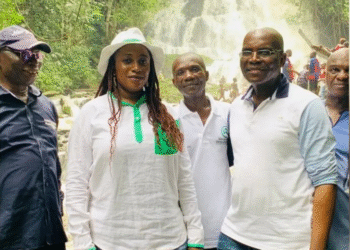 La ministre des arts, de la culture et du tourisme à Mbéko pour une visite touristique