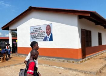 RCA : un nouveau bâtiment offert par le Président Touadera aux élèves du collège d’enseignement secondaire de Gobongo avec le soutien de la Russie