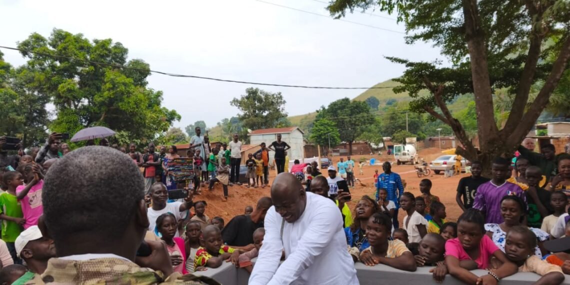 RCA : le Président Touadéra remet des forages aux habitants de Nguito 3 et Kaïmba, pour l&rsquo;amélioration de leurs conditions de vie