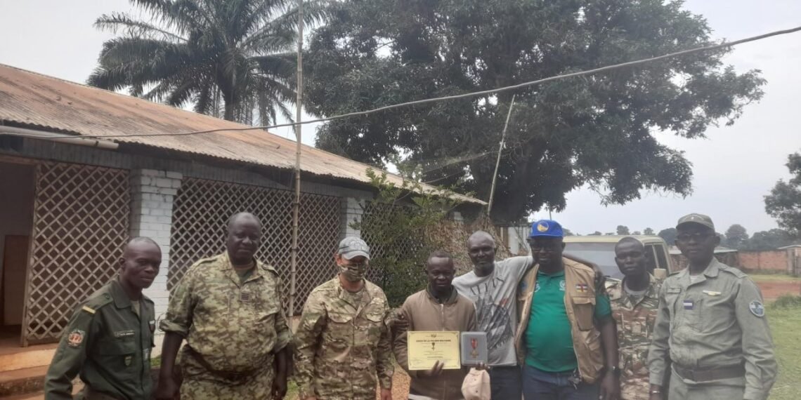 Les instructeurs russes remettent la médaille « Pour Excellent Service » aux soldats FACA de Paoua et Grimari
