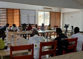 Le porte-parole de la présidence Albert Yaloke Mopkem devant les professionnels des médias 