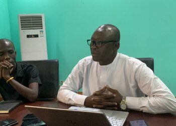 Euloge Koï Doctrouvé dénonce les dérapages politiques de Dologuélé et Dondra avant l’élection présidentielle de décembre 2025