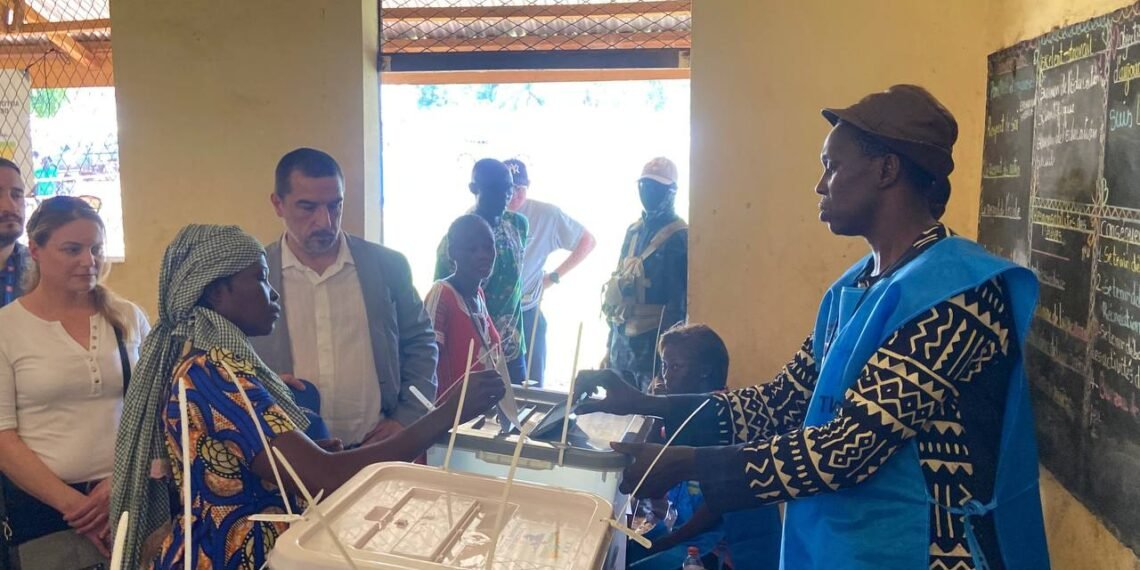 RCA : des observateurs européens constatent une forte affluence des Centrafricains à aller voter