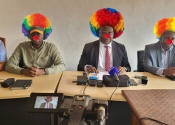 Les clowns du BRDC sont retournés dans l&rsquo;arène du cirque vide.