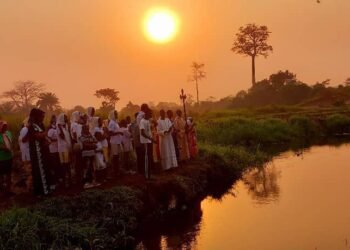 L’église orthodoxe de Centrafrique célèbre de l&rsquo;épiphanie sur les rives du lac Pala à Bangui