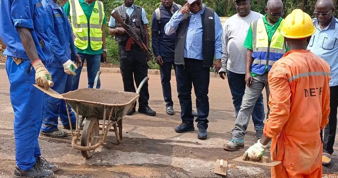 LOBAYE : LE MINISTRE MATHIEU ERIC ROKOSSE KAMOT INSPECTE LE CHANTIER DU CORRIDOR 13 ET PROMET DES AVANCÉES SIGNIFICATIVES
