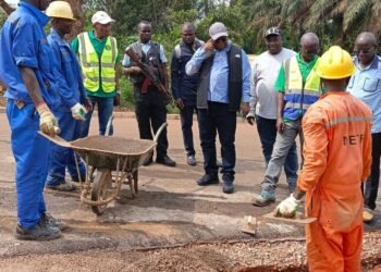 LOBAYE : LE MINISTRE MATHIEU ERIC ROKOSSE KAMOT INSPECTE LE CHANTIER DU CORRIDOR 13 ET PROMET DES AVANCÉES SIGNIFICATIVES
