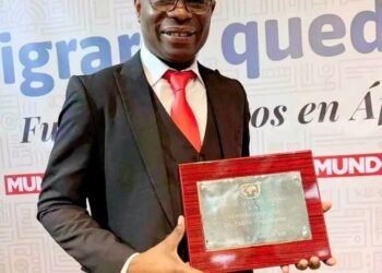 Le docteur Cédric Patrick Ouanekpone honoré par le prix MUNDO Negro Fraternité 2025