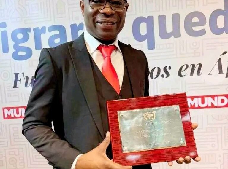 Le docteur Cédric Patrick Ouanekpone honoré par le prix MUNDO Negro Fraternité 2025