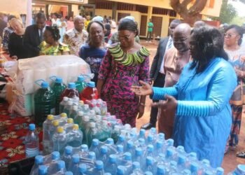 La première Dame Tina Marguerite Touadéra encourage les jeunes filles à s’engager dans les sciences