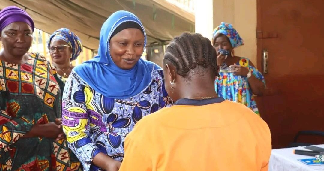 Le personnel féminin de la présidence fait un geste humanitaire vers les détenues de Bimbo