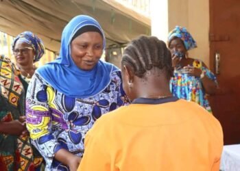 Le personnel féminin de la présidence fait un geste humanitaire vers les détenues de Bimbo