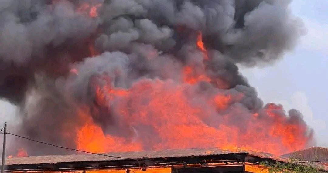 Bangui en émoi : un incendie ravage l’avenue des Martyrs, intervention d’urgence des sapeurs-pompiers