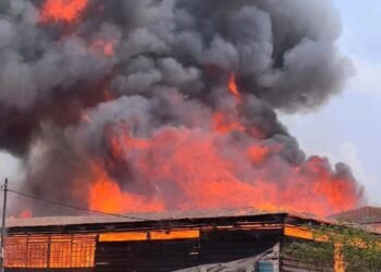 Bangui en émoi : un incendie ravage l&rsquo;avenue des Martyrs, intervention d&rsquo;urgence des sapeurs-pompiers
