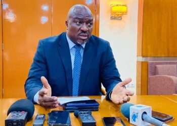 Jules Njawé accuse l&rsquo;ambassade de France de désinformation sur les 900 milliards FCFA à verser aux Wagners et exige des actions judiciaires contre David Denis