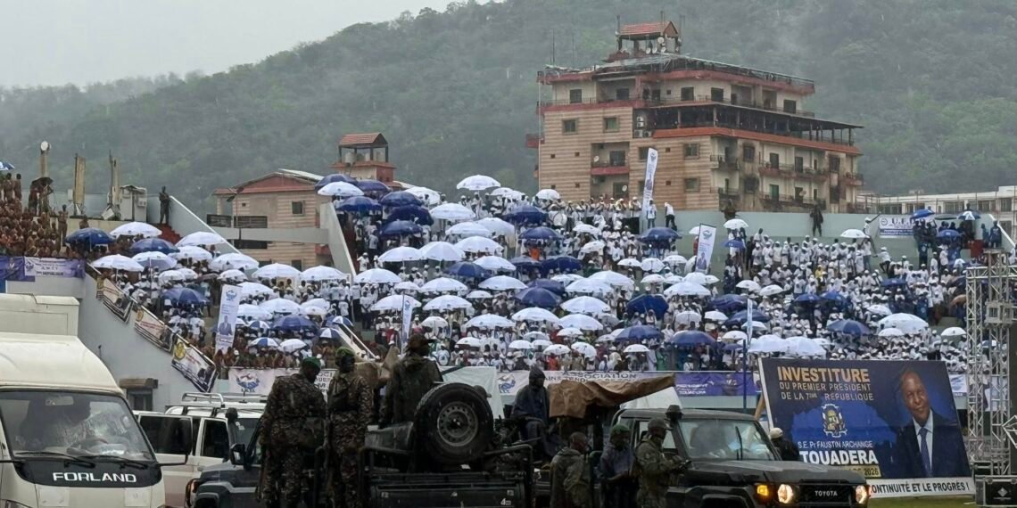 Des milliers de Centrafricains bravent la pluie pour l’investiture du président Faustin Archange Touadéra