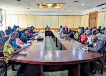 RÉUNION AVEC LE PERSONNEL DE L&rsquo;ONASPORTS : LE MINISTRE HÉRITIER DONENG WANZOUMON FIXE LE CAP DE LA RIGUEUR ET DE LA PERFORMANCE