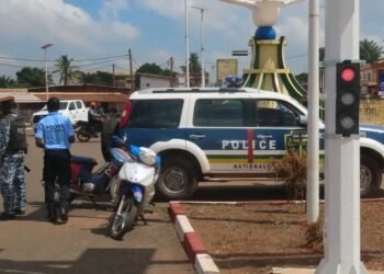 Bangui: la Police nationale veille sur le respect des feux tricolores par la population