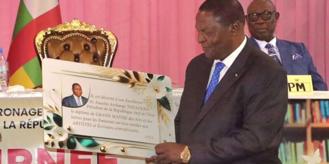 RCA : le Président de la République Faustin Archange Touadera reçoit le prix du Grand Maître des Arts à Bangui