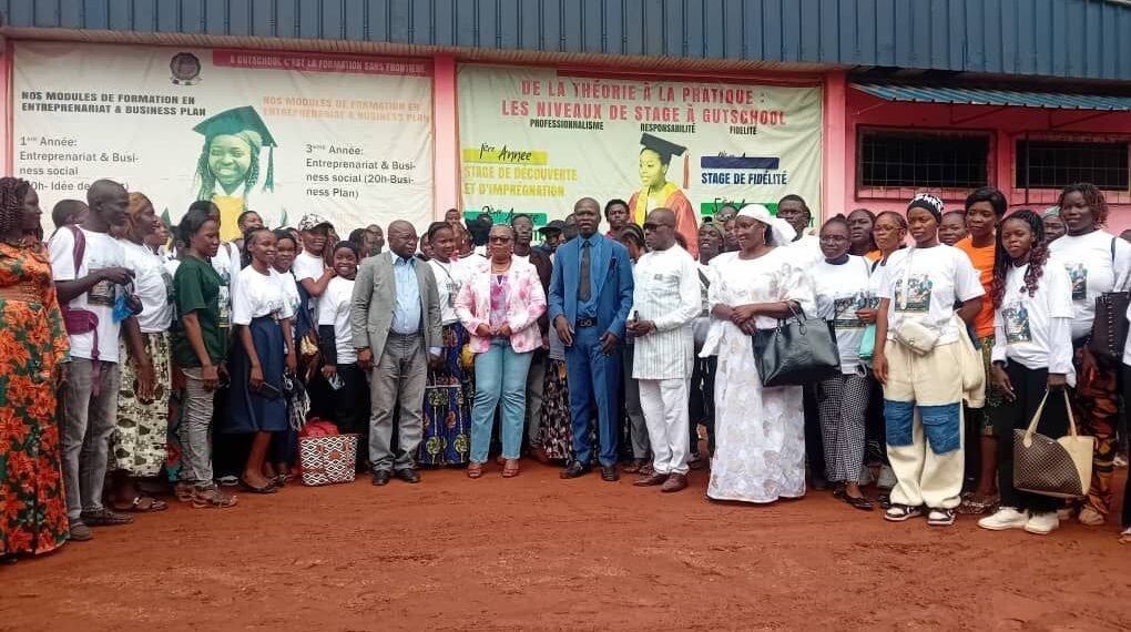 La ministre Annie Michelle Mouanga échange avec les étudiants de l&rsquo;Institut Gutschool sur l&rsquo;insertion professionnelle des jeunes.