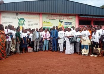 La ministre Annie Michelle Mouanga échange avec les étudiants de l&rsquo;Institut Gutschool sur l&rsquo;insertion professionnelle des jeunes.