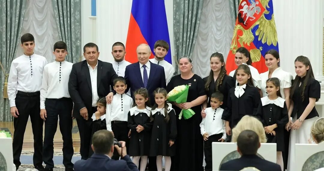 Vladimir Poutine met à l&rsquo;honneur les familles lors de la Journée internationale de l&rsquo;enfance