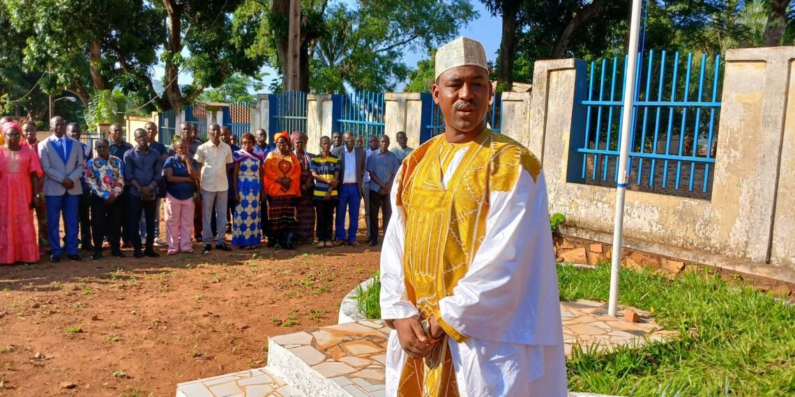 Au ministère de l&rsquo;Urbanisme, le ministre Hassane Bouba Ali fait preuve de discipline en présidant la cérémonie de levée des couleurs.