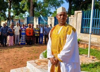 Au ministère de l&rsquo;Urbanisme, le ministre Hassane Bouba Ali fait preuve de discipline en présidant la cérémonie de levée des couleurs.