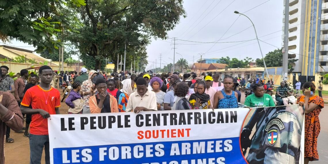 La population centrafricaine soutient les FACA à travers une marche patriotique à Bangui