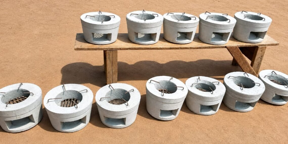 Centrafrique : la fabrication de foyers améliorés, un métier qui redonne espoir à de nombreux jeunes de Bangui