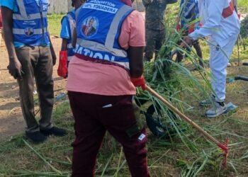 RCA : l’Association 100% Touadera procède à l&rsquo;assainissement du building administratif dans le cadre de l’opération « Kwa Ti Kodro »