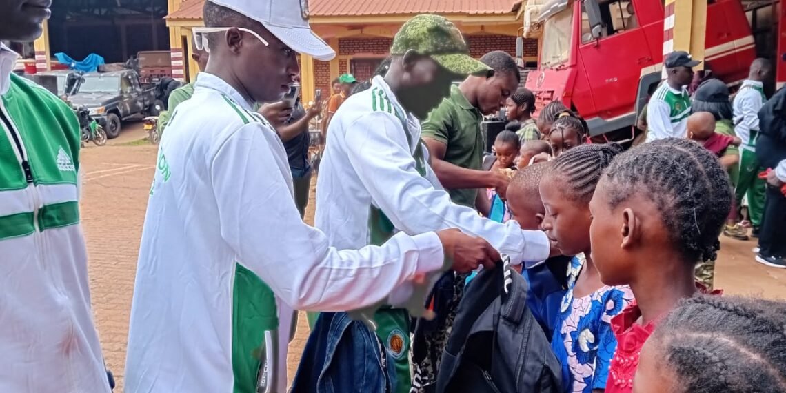 Centrafrique : La promotion 2019-2 des FACA offre des kits scolaires aux enfants de militaires décédés