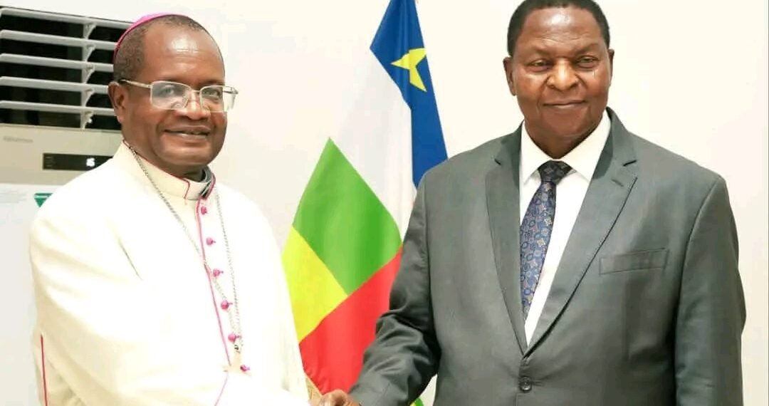 Renforcement de la Coopération entre l&rsquo;État Centrafricain et l&rsquo;Église Catholique : Rencontre entre le Président TOUADERA et Mgr Joseph Samedi