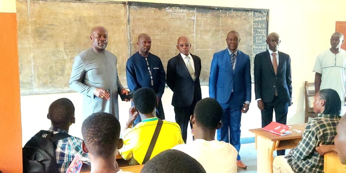 Le ministre d’Etat à l’éducation nationale Simplice Aurélien Zingas vérifie les effectifs des enseignants à Bangui